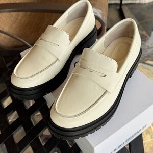 Quince Women’s Leather Loafers in size 8
New In Box